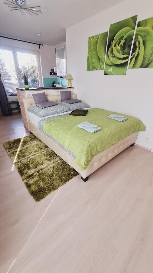 Bastien Studio Near Airport Prag Exteriör bild
