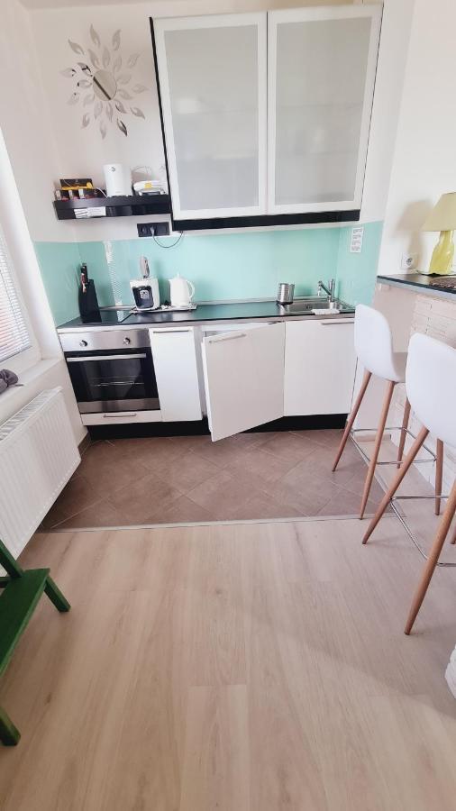 Bastien Studio Near Airport Prag Exteriör bild