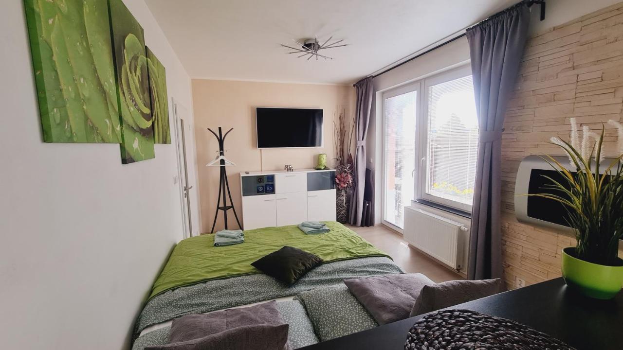 Bastien Studio Near Airport Prag Exteriör bild
