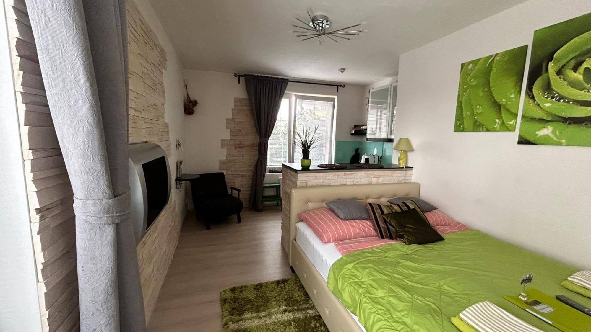 Bastien Studio Near Airport Prag Exteriör bild