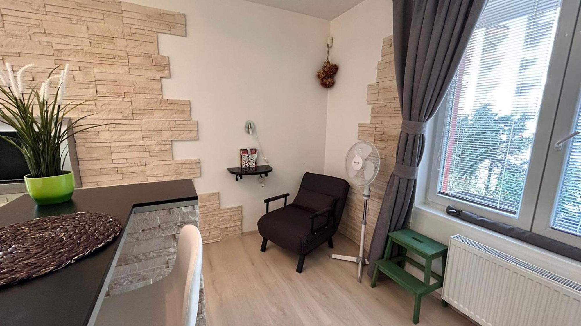 Bastien Studio Near Airport Prag Exteriör bild