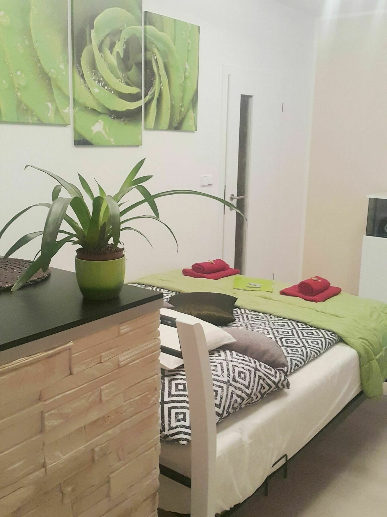 Bastien Studio Near Airport Prag Exteriör bild