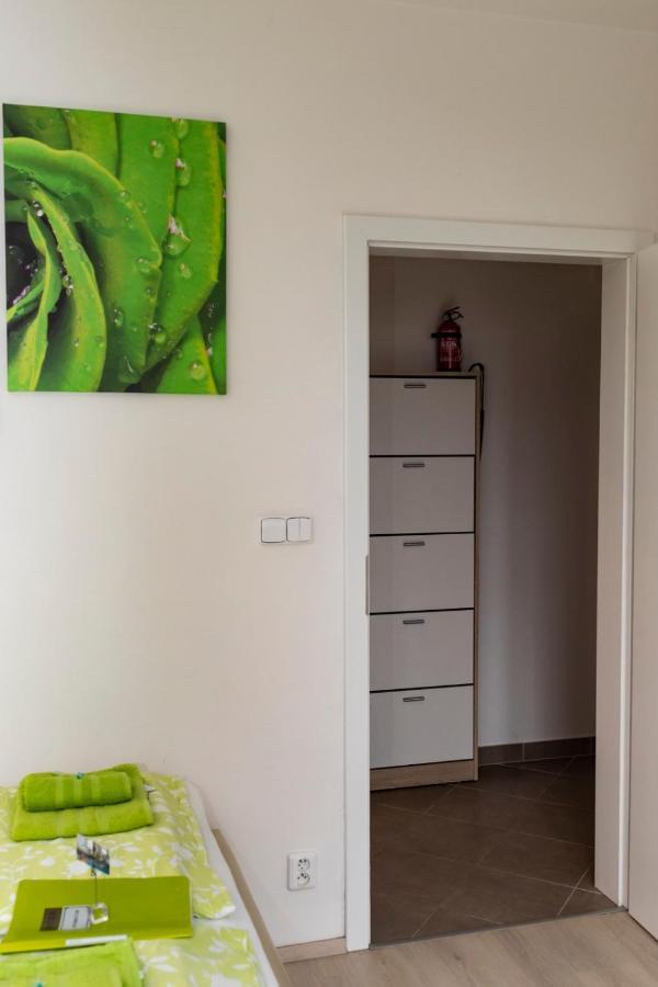 Bastien Studio Near Airport Prag Exteriör bild